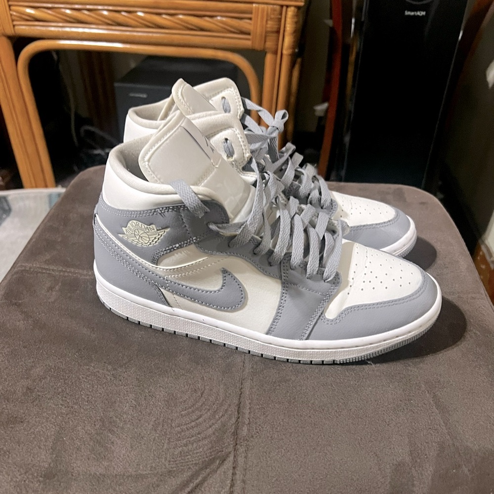 Jordan Air Jordan 1 Mid White Gray